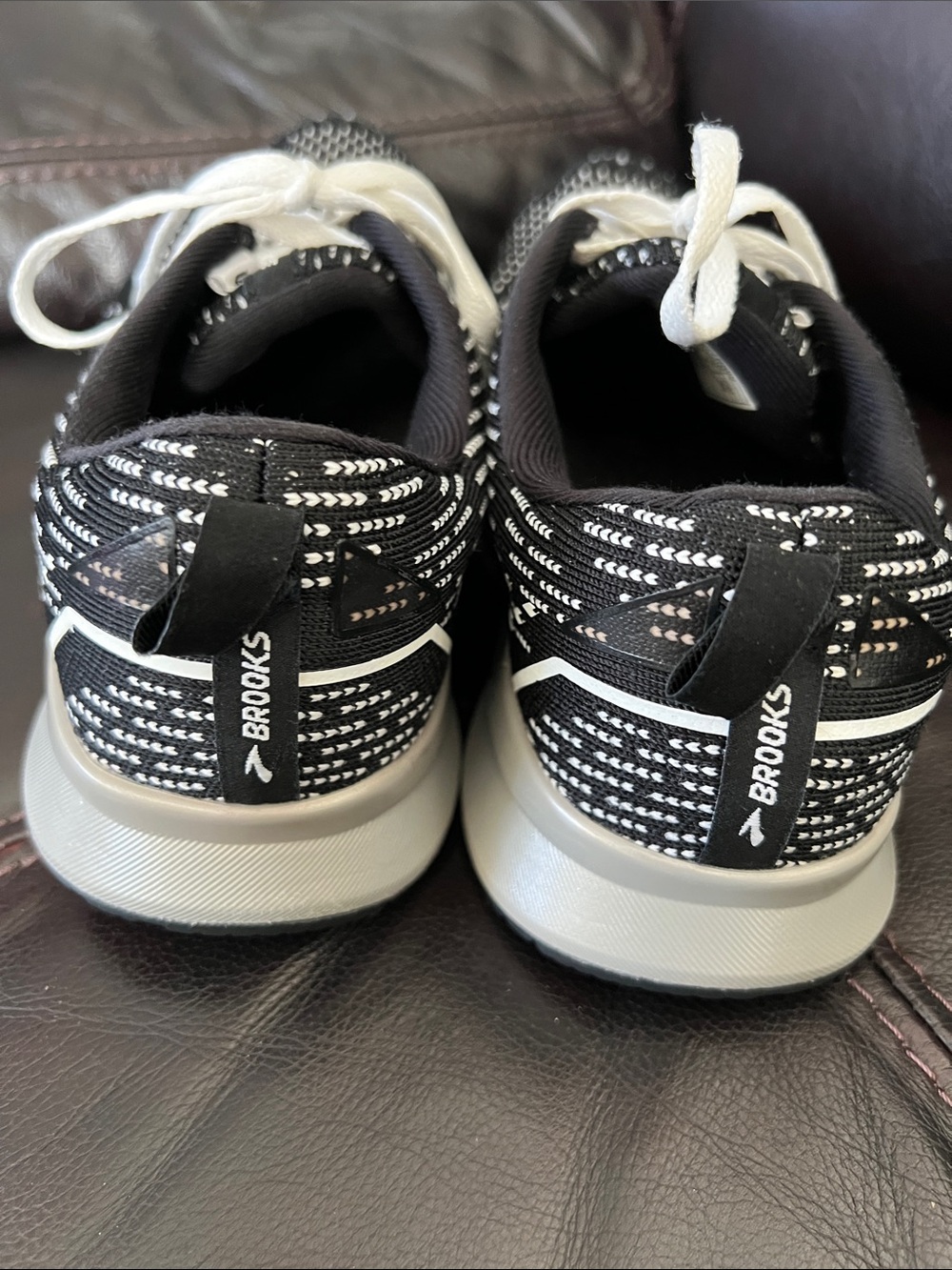 Brooks Black and White Athletic Running Shoes size 9 - Picture 4 of 9